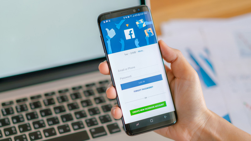 smartphone con schermata facebook
